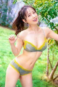 小湊よつ葉水着