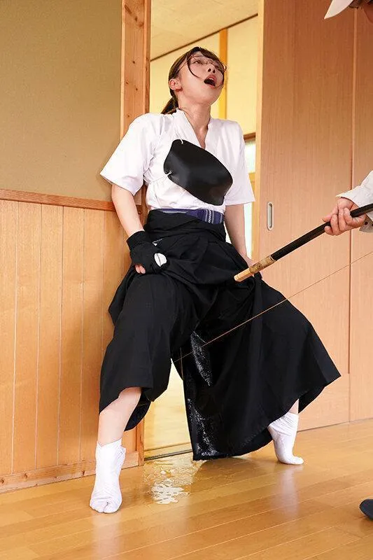 無料画像：さつき芽衣大量潮吹き,弓道場,潮溜まり,異物クリ弄り,異物クリ潮吹き,着衣プレイ,着衣潮吹き,道着