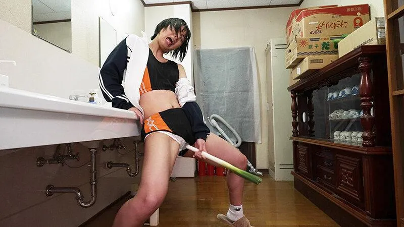 無料画像：もなみ鈴オナニー,スポコス,異物挿入オナニー,着衣オナニー,足ピン