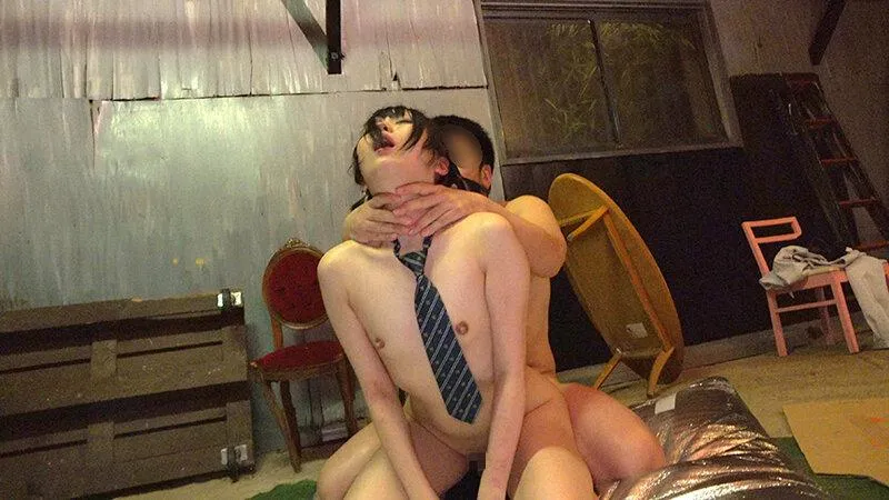 無料画像：日泉舞香倉庫,背面座位,首絞め