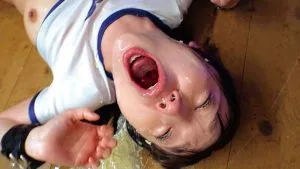 雅子りなゲロ溜まり,コスプレ,体操服,手枷,食べカスゲロ溜まり