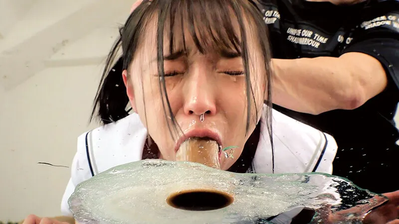 無料画像：雅子りなJK制服,ゲロ溜まり,コスプレ,ディルドイラマ,ディルドゲロイラマ,着衣プレイ,着衣嘔吐,透明ゲロ,透明ゲロ溜まり