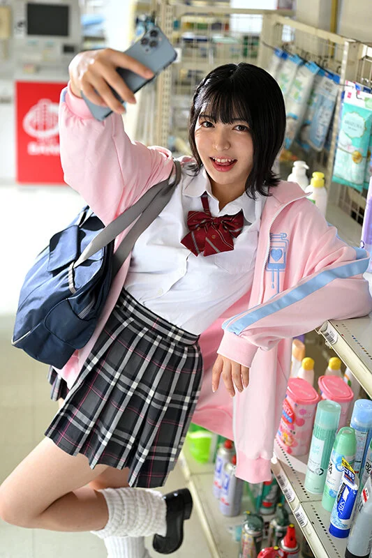 無料画像：虹村ゆみJK制服,コスプレ,コンビニ,シャツ,ドラマ,ルーズソックス,ローファー,土足プレイ,着衣プレイ